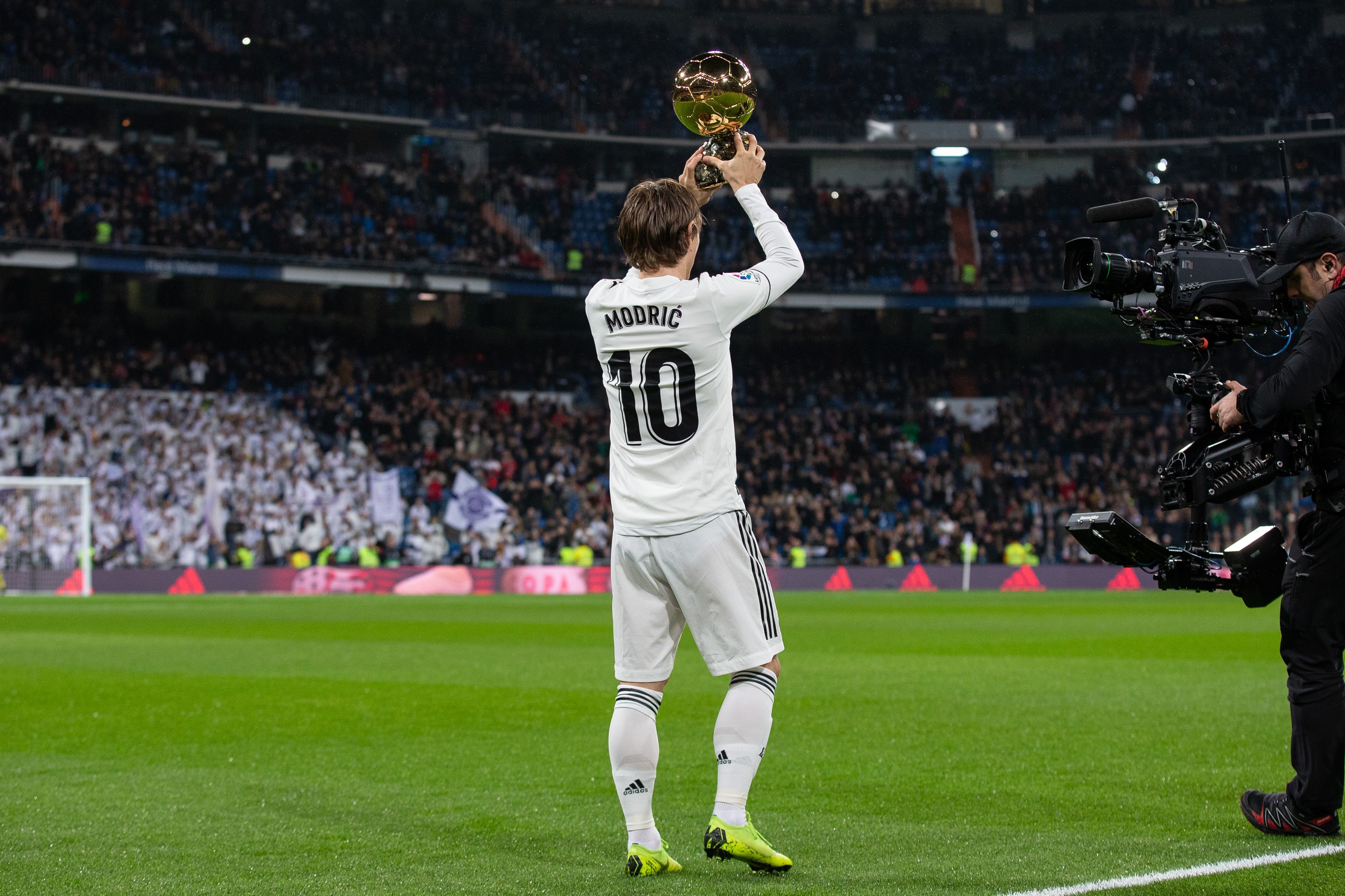 阿尔巴&布斯克茨退役！巴萨官方送上祝福！（阿尔巴与布斯克茨挂靴，巴萨官方送上祝福）