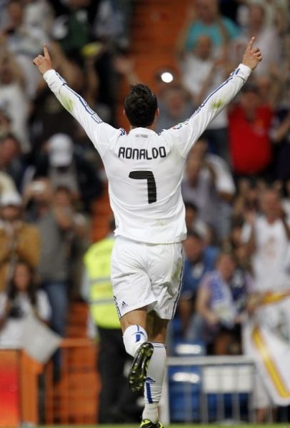 山东篮球名宿纪民尚连中62记罚球展现扎实基本功（山东篮坛名宿纪民尚罚球62连中，扎实基本功尽显）